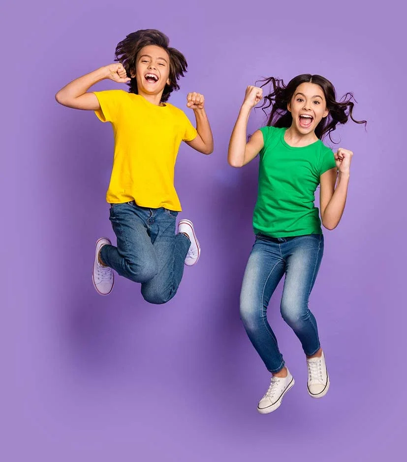 Twee kinderen springen vrolijk in de lucht