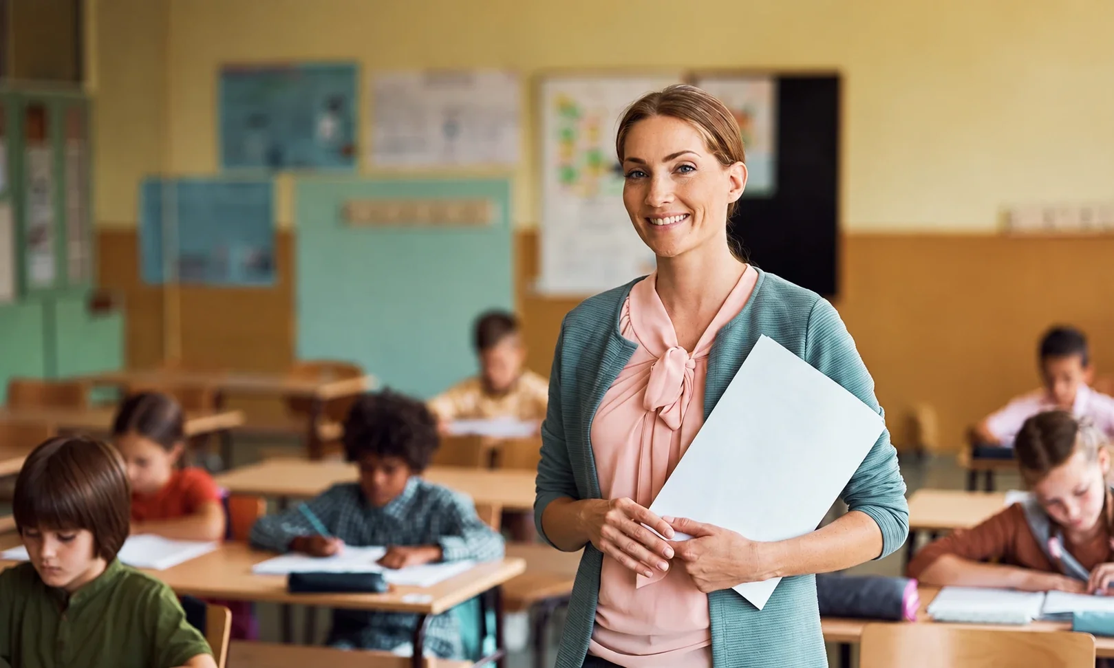 Een leerkracht met haar klas