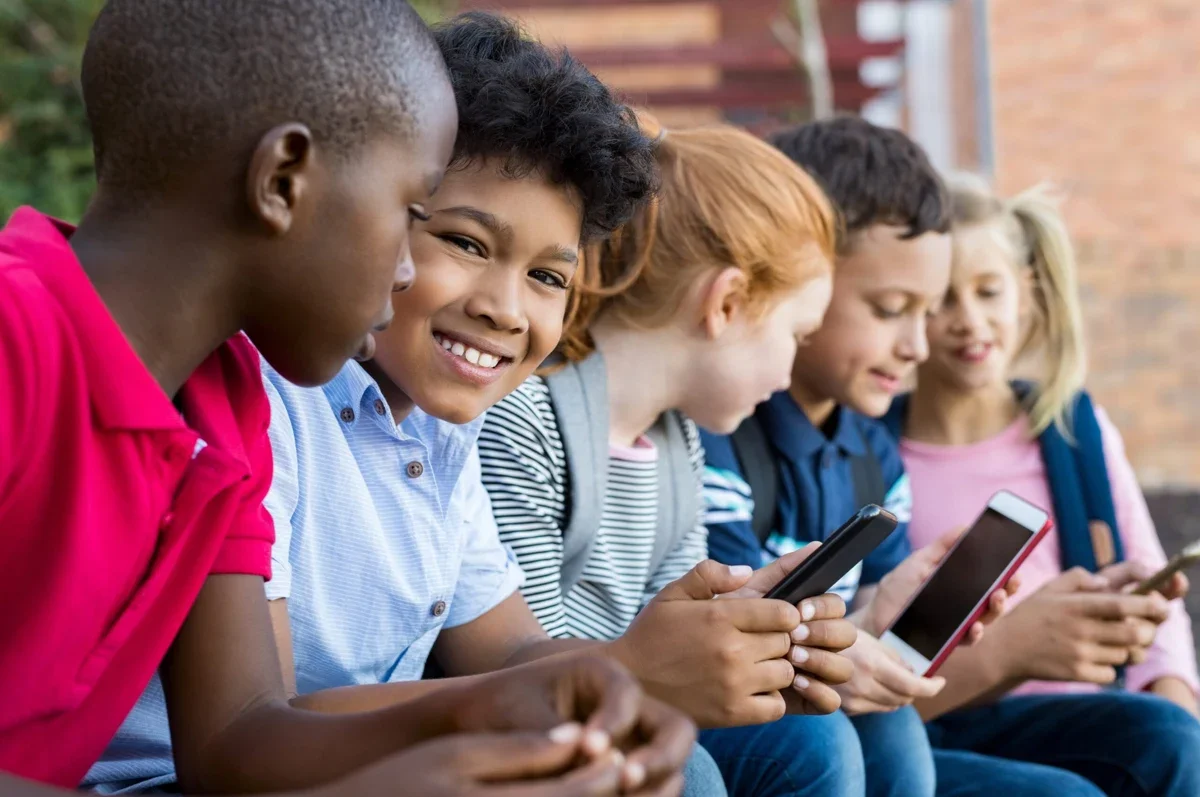 Kinderen samen met een mobiele telefoon